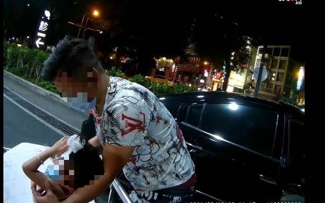 员警开启警用机车警报器与警示灯，护送胡姓父子至附近医院，男童经治疗后无大碍。（台中市警第二分局提供／张妍溱台中传真）