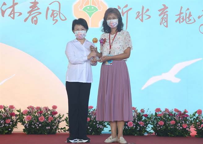 台中市長盧秀燕公開表彰優良教師，感謝教師盡心盡力教育孩子，並為教育樹立良好典範。（陳世宗攝）