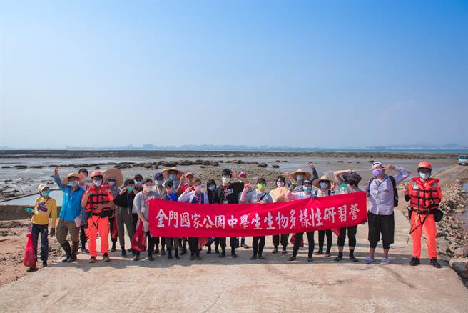金管處舉辦生物多樣性科學教育營，帶領學員走入潮間帶觀察生態。（金管處提供）