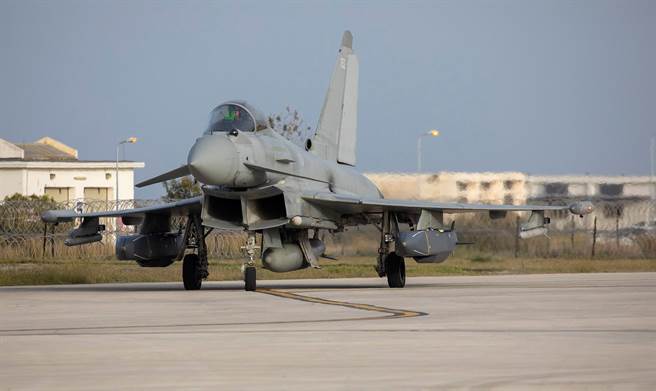 在澳洲「弃单」潜舰后，英法合作的未来巡弋／反舰武器计画，恐成为两国关系恶化下的牺牲品。图为挂载暴风之影的英军颱风战机。（图／英国皇家空军脸书）