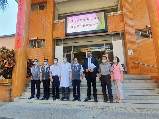 桃園市長鄭文燦陪同德國經濟辦事處長林百科（右三）到桃園高中視察BNT接種狀況。（陳夢茹攝）