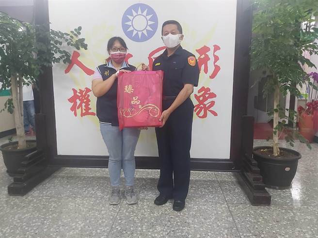 金山分局女警胡仪婷负伤仍奋力逮捕嫌犯，警察局指派驻区督察陈锦明代表局长慰问。（金山分局提供）