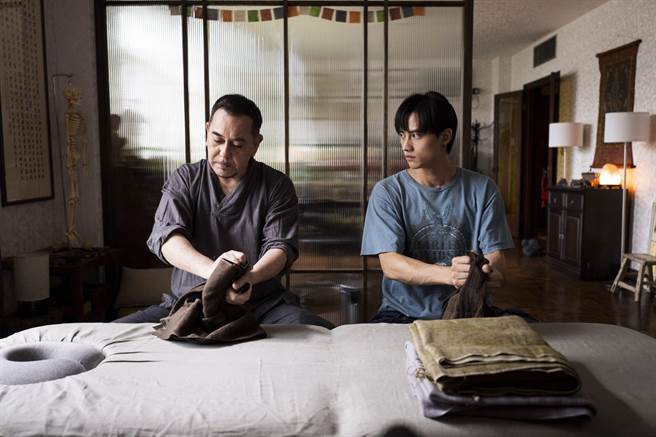 范少勋（右）与黄秋生在《四楼的天堂》中成为师徒。（公视提供）