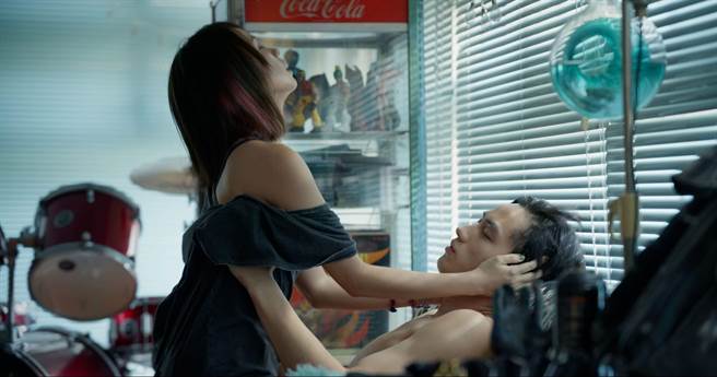 范少勋（右）与黄姵嘉在《四楼的天堂》中有发泄欲望激情场面。（公视提供）