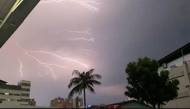 高雄空中23日傍晚空中出現一道道驚人閃電。（翻攝自南部版－記者爆料網／石秀華高雄傳真）