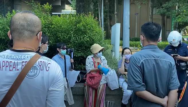 台大医院捷运站旁发「辉瑞可能是毒针」传单 北市警获报制止。（翻摄影片）