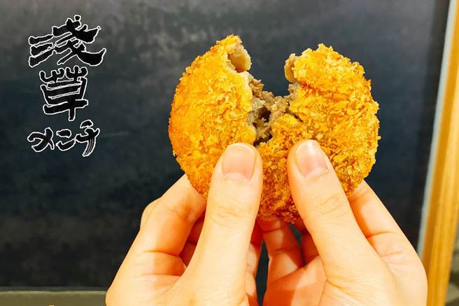 新光三越台北南西店日本展独家登场，浅草メンチ炸肉饼（牛肉/海鲜），每个80元。（新光三越提供）