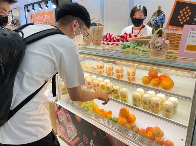 新光三越台北南西店日本展Fruit Club果实俱乐部-芒果花/草莓水果三明治、可乐罐造型蛋糕，获网美和年轻族群喜爱。（郭家崴摄）