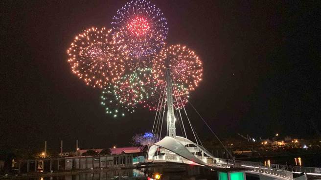 2021国庆焰火睽违20年重磅回归高雄，23日晚间在高雄港湾试放3分钟，民眾直呼「不过瘾」。（柯宗纬摄）