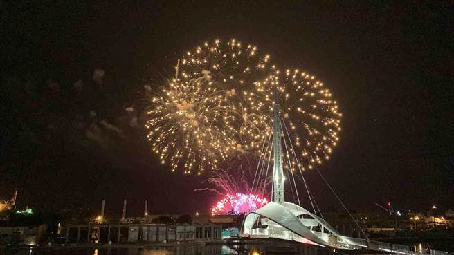 2021国庆焰火睽违20年重磅回归高雄，23日晚间在高雄港湾试放3分钟，民眾直呼「不过瘾」。（柯宗纬摄）