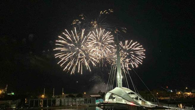 2021国庆焰火睽违20年重磅回归高雄，23日晚间在高雄港湾试放3分钟，民眾直呼「不过瘾」。（柯宗纬摄）