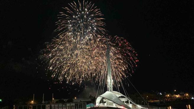 2021国庆焰火睽违20年重磅回归高雄，23日晚间在高雄港湾试放3分钟，民眾直呼「不过瘾」。（柯宗纬摄）