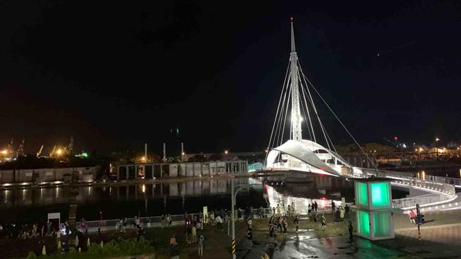 民眾在大港桥周边卡位欣赏国庆焰火试放。（柯宗纬摄）