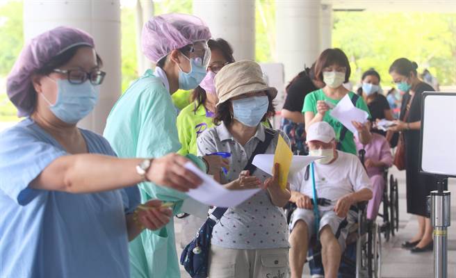 为了解决「第二剂孤儿」现象，指中心指挥官陈时中表示，莫德纳第二剂确定是由mRNA疫苗作为备案。(资料照／张铠乙摄)