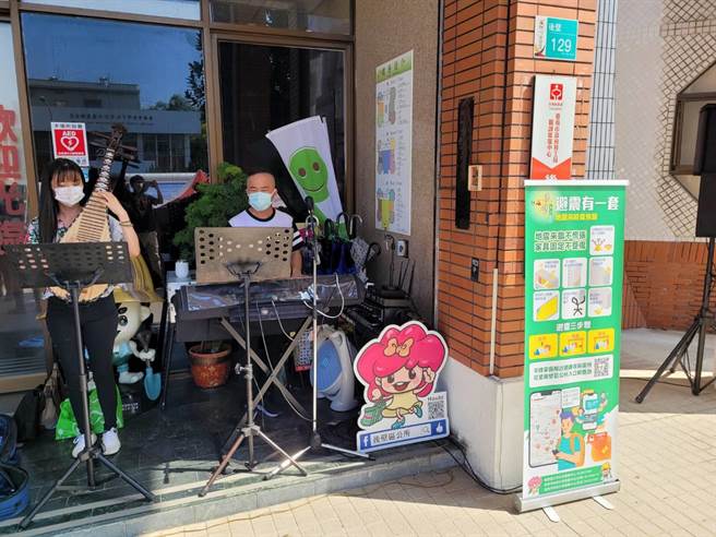 「宥騰樂團」多位老師現場進行現場演奏，舒緩捐血民眾的緊張情緒。（後壁區公所提供／張毓翎台南傳真）