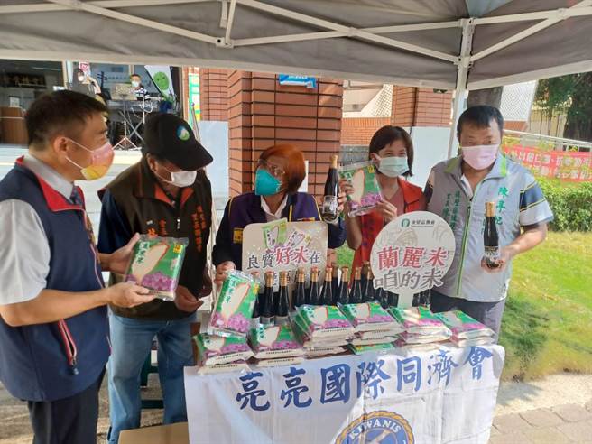 台北市亮亮國際同濟會、新營高興手工水煎餃專賣店熱情贊助米、醬油及水餃。（後壁區公所提供／張毓翎台南傳真）