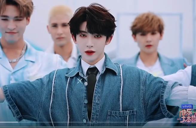 刘宇在选秀节目拿下冠军组成限定团体「INTO1」出道。(取自湖南卫视YouTube)