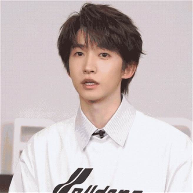 刘宇近日以清爽大男孩风格现身直播节目。(取自微博)