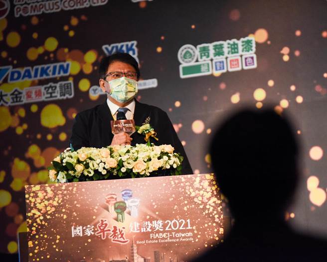 2021年國家卓越建設獎23日出爐，屏東縣政府收穫頗豐橫掃9獎項，縣長潘孟安更獲評鑑委員肯定榮獲「國土建設特別貢獻獎」。（屏縣府提供／謝佳潾屏東傳真）