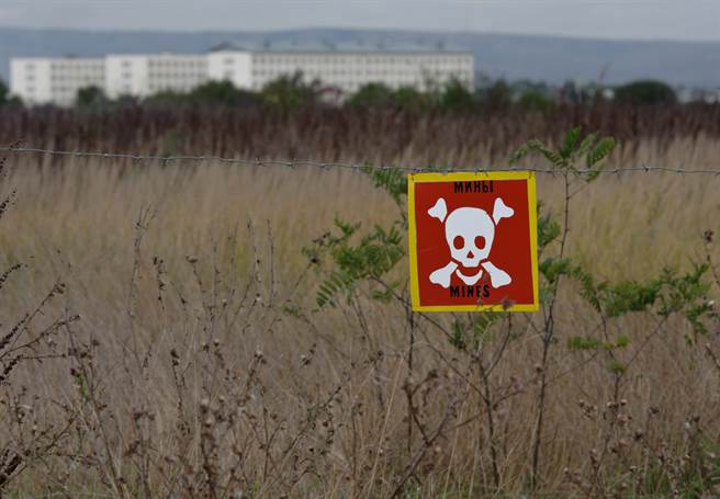 学者表示，俄罗斯既不想军事介入阿富汗，又不希望伊斯兰极端主义分子藉机重返俄罗斯。图为车臣首府市郊一处荒地的地雷警告标示（图／新华社）
