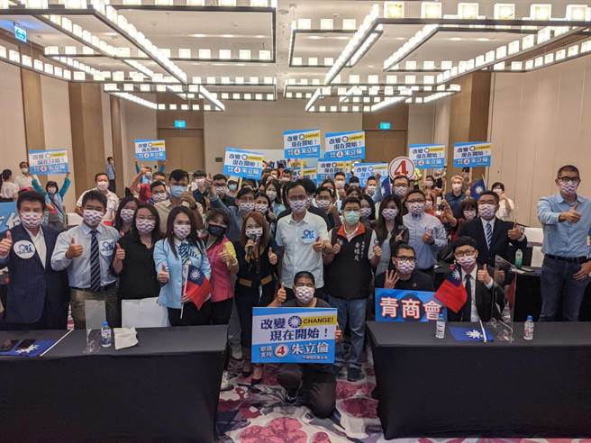 国民党主席选举，高雄巿议员黄绍庭表态支持朱立伦。图为2人日前一同参加与青年有约活动。（曹明正摄）