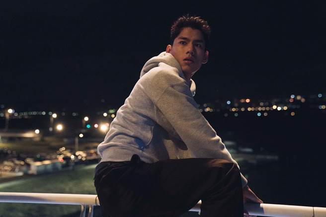 朱轩洋是《逆局》动作担当，剧中还要跳河。（爱奇艺国际站提供）