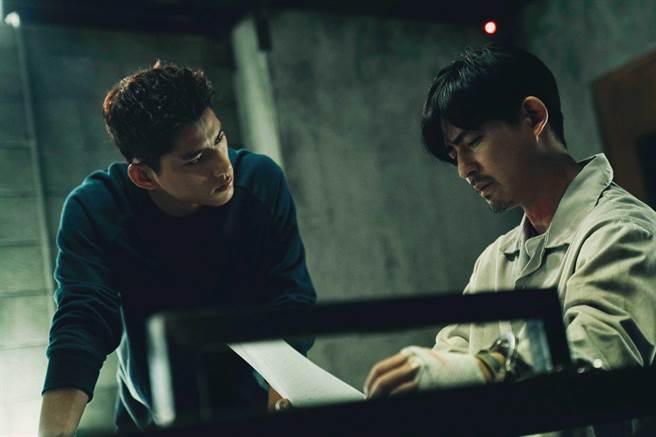 朱轩洋（左）在《逆局》与周渝民合力缉凶。（爱奇艺国际站提供）
