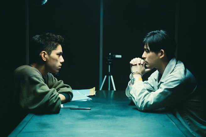 朱轩洋（左）在《逆局》与周渝民合力缉凶。（爱奇艺国际站提供）