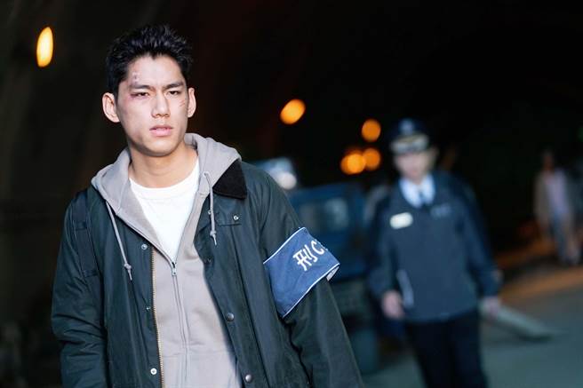 朱轩洋在《逆局》很敢衝，常把自己搞得一身伤。（爱奇艺国际站提供）