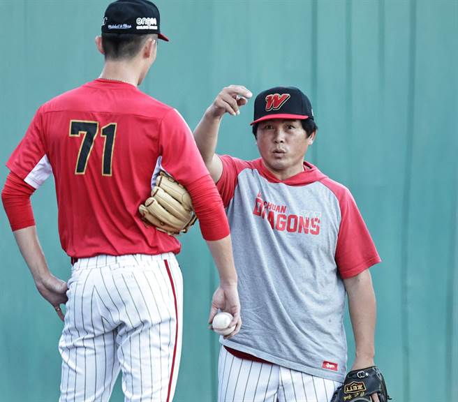 味全龙队总教练叶君璋（右）。（味全龙提供）