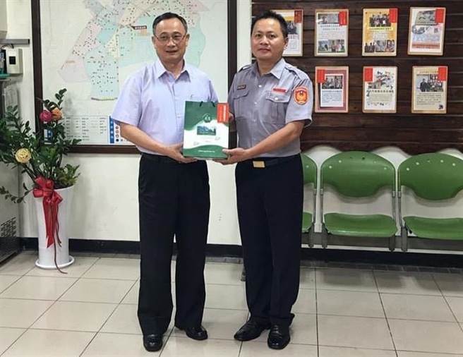 高雄市警察局公关室警务正黄义彰（右）乐于助人，除了长期在高雄微笑慈善会默默行善付出，更邀集当铺业者一同帮助街友。（翻摄画面／洪浩轩高雄传真）
