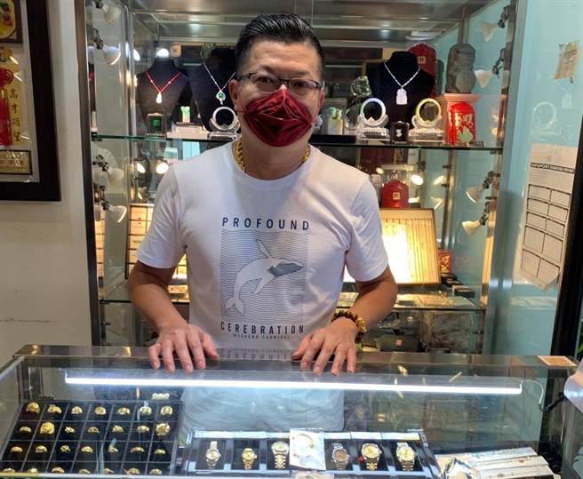 高雄市直辖市当铺公会理事长黄世泰捐出150公斤白米给微笑慈善会，希望把爱传下去。（黄世泰提供／洪浩轩高雄传真）
