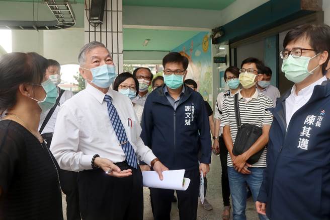 行政院副院长沈荣津23日到高雄视察校园冷气建置情形。（高巿府教育局提供）
