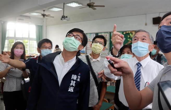 行政院副院长沈荣津23日到高雄视察校园冷气建置情形。（高巿府教育局提供）