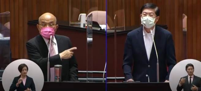 国民党立委罗明才(右)23日在立法院质询行政院长苏贞昌(左)。(翻摄自国会频道)