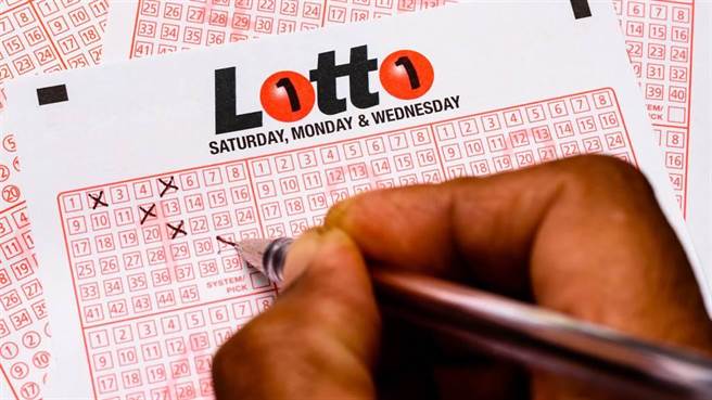 49歲泊車大叔樂透中41億頭獎，妻子為了得到一半獎金，不到10天火速向法院訴請離婚。（示意圖／shutterstock）