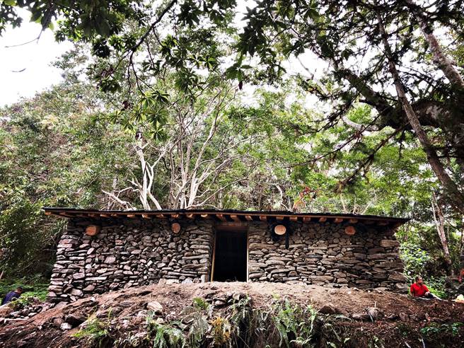 县府支持下重现石板家屋，让这些富含智慧的袓屋重新盖回来。（花莲县府提供／王志伟花莲传真）