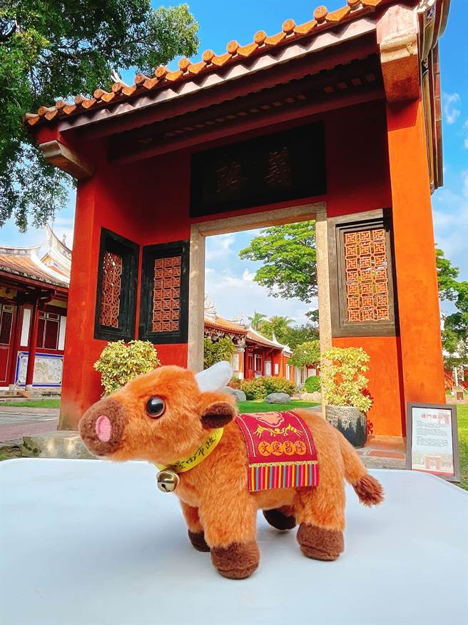 台南市文化局则推出孔庙独家限量纪念商品「智慧牛」玩偶吊饰，让民眾不用「拔智慧毛」。（台南市文化局提供／曹婷婷台南传真）