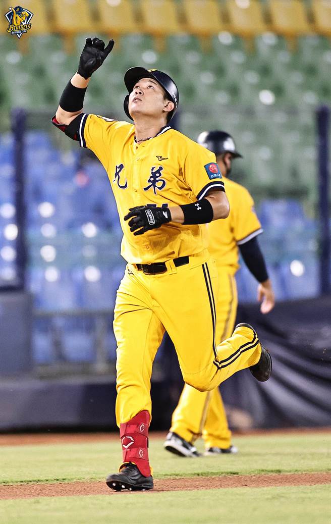 中信兄弟許基宏敲出陽春炮助隊先馳得點。（中信兄弟提供）