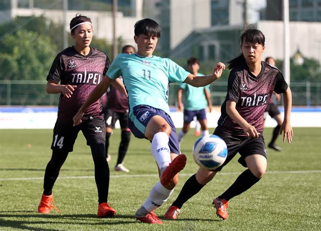 花莲县赖丽琴（中）在上半场补时阶段攻入扩大领先的保险进球。（李弘斌摄）