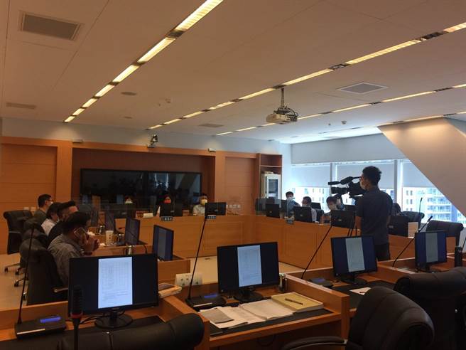 台中市议会法规委员会23日通过建设局所提，修正「台中市公园园道绿地行道树道路附属设施认养维护办法」部分条文。（陈世宗摄）