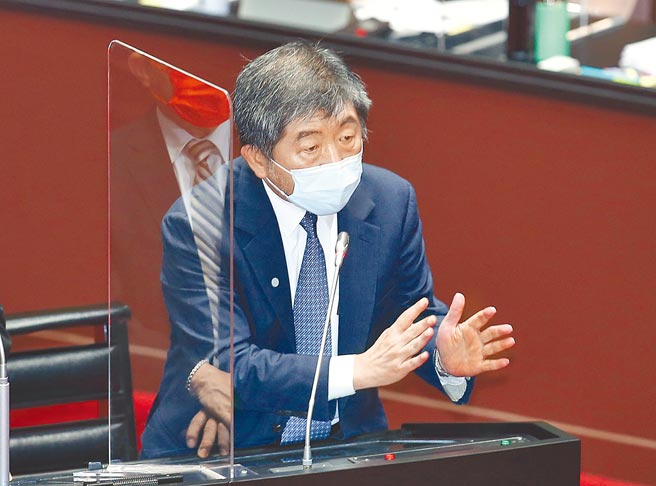 陈时中说出「去年9月BNT还未过三期，一次要买3千万剂，谁敢买？」让人不能理解怎敢和当时二期解盲仍是未知数的高端签下1000万剂合约？（姚志平摄）