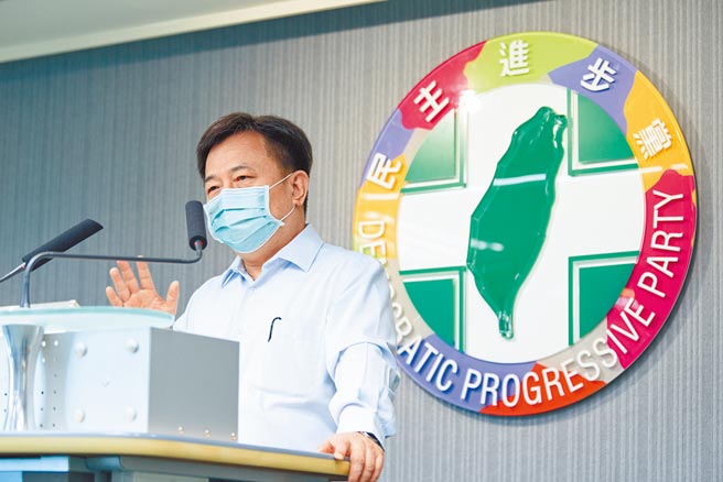 林锡耀22日在创党纪念影片发表记者会指出，民进党绝对秉持过往初衷，继续努力与大家站在一起。（民进党提供）