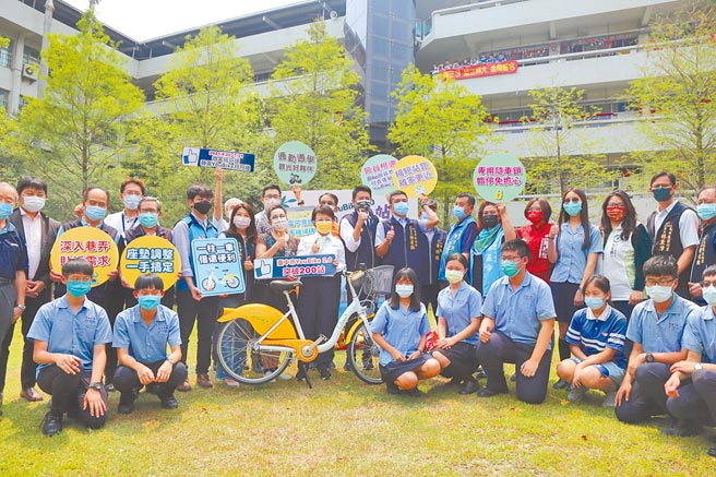 台中市長盧秀燕(中)推動綠色交通，啟動「iBike倍增計畫」。圖為今年4月在明道中學增設突破200處站點啟用。（交通局提供／林欣儀台中傳真）