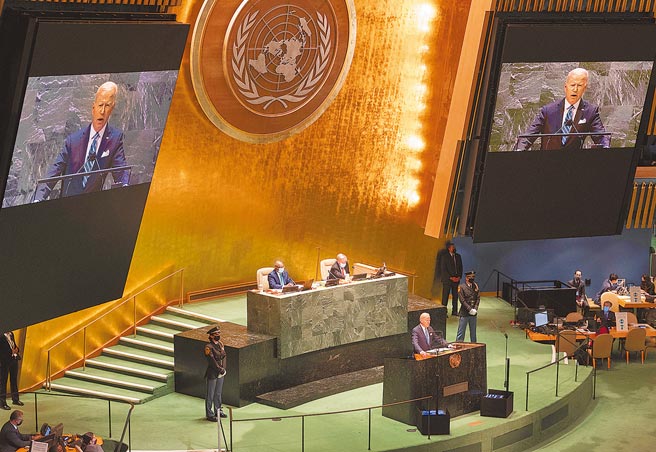 第76屆聯合國大會於21日至27日舉行總辯論，因疫情影響採取實體會議及預錄聲明並行方式進行。政府持續洽請友邦及理念相近國家支持我國爭取有意義參與聯合國體系的推案訴求。圖為第76屆聯合國大會一般性辯論在紐約聯合國總部開幕。（中新社）