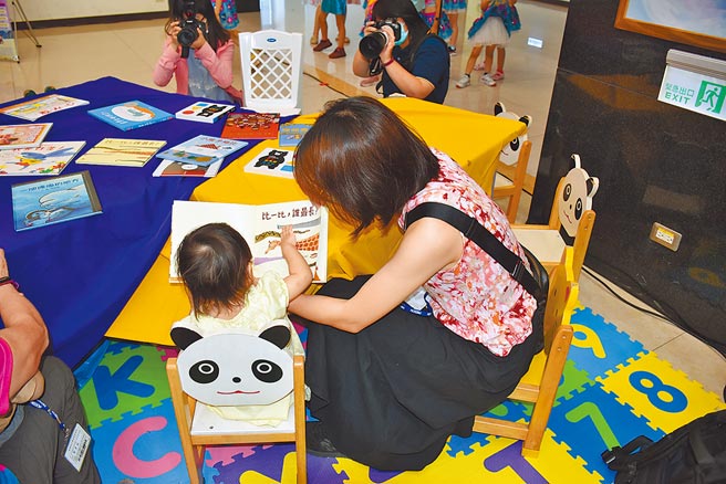 苗栗縣政府重視從小培養幼兒閱讀習慣。（謝明俊攝）