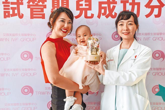 知名演员李沛绫在竹北市艾微芙国际生殖医学中心做试管生下宝贝女儿，2019年6月满周岁回该中心庆生。（罗浚滨摄）