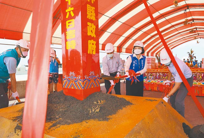 云林县沿海地层下陷逾200公分，县府整治麦寮乡施厝寮大排解决排水问题。（张朝欣摄）