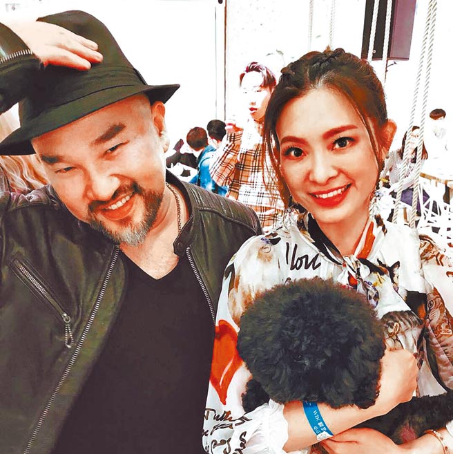 辛龙（左）至今仍无法走出丧妻之痛。（摘自脸书）