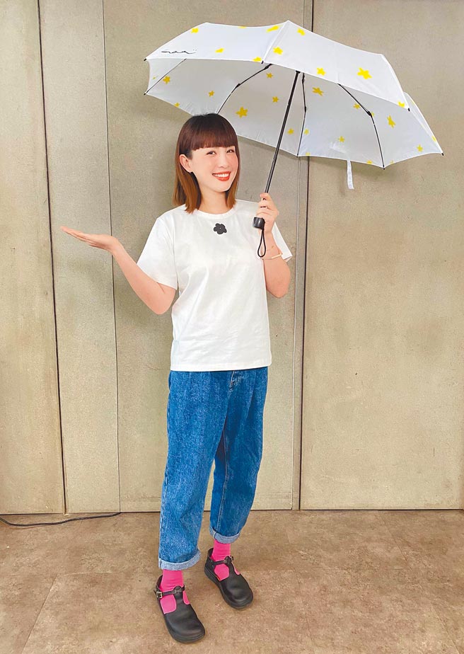 魏如萱与儿子一起作画，手绘设计「星星雨伞」。（爱最大慈善光协会）